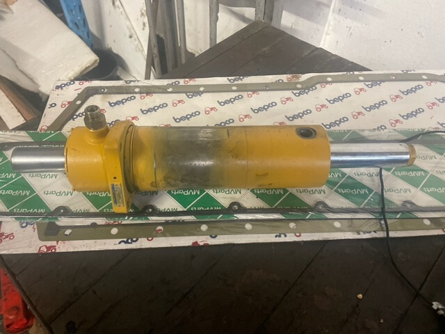 Siłownik skrętu carraro Claas Scorpion , Claas Targo - Hydraulcylinder för Teleskoplastar: bild 4 Siłownik skrętu carraro Claas Scorpion , Claas Targo - Hydraulcylinder för Teleskoplastar: bild 4