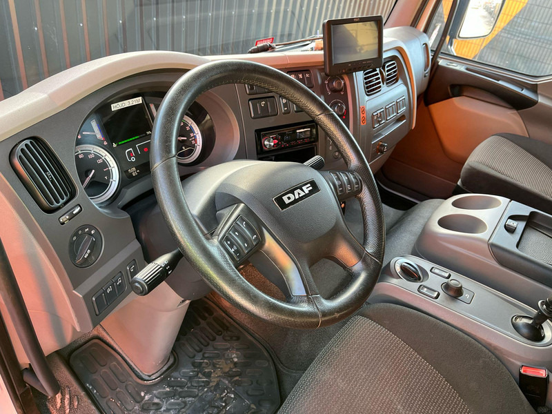 Interior photo 1: Lastbil med skåp DAF LF 210 4x2 BOX L=6236 mm