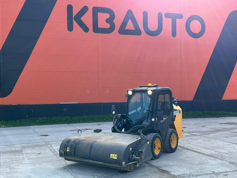 JCB 155 T4 BUCKET & BRUSH - Hjullastare: bild 1 JCB 155 T4 BUCKET & BRUSH - Hjullastare: bild 1