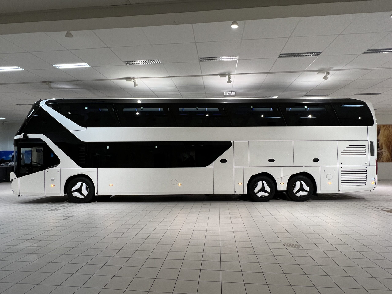 NEOPLAN SKYLINER P06 Euro 6E V.I.P / Exclusive Class (Dark Edition) - Turistbuss: bild 3 NEOPLAN SKYLINER P06 Euro 6E V.I.P / Exclusive Class (Dark Edition) - Turistbuss: bild 3