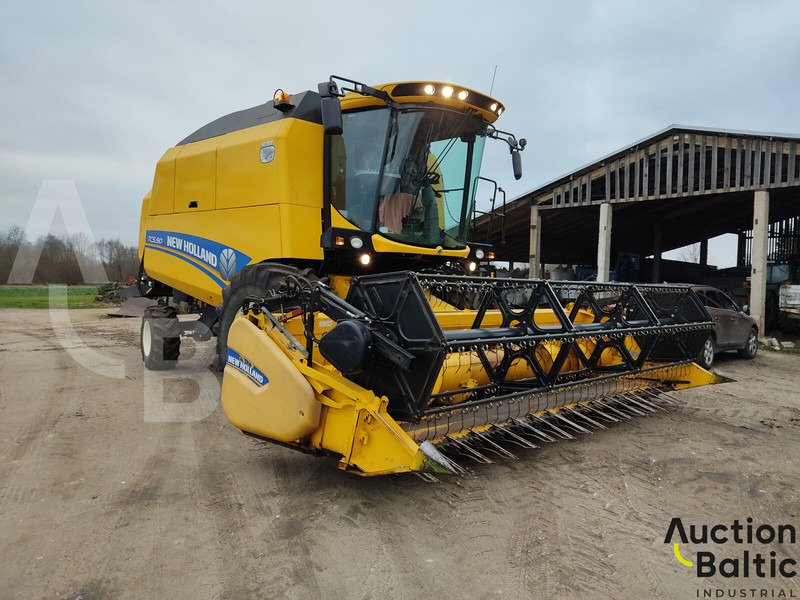 New Holland TC 5.90 - Skördetröska: bild 2 New Holland TC 5.90 - Skördetröska: bild 2