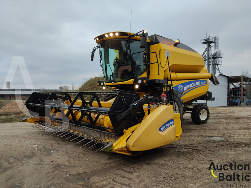 New Holland TC 5.90 - Skördetröska: bild 1 New Holland TC 5.90 - Skördetröska: bild 1