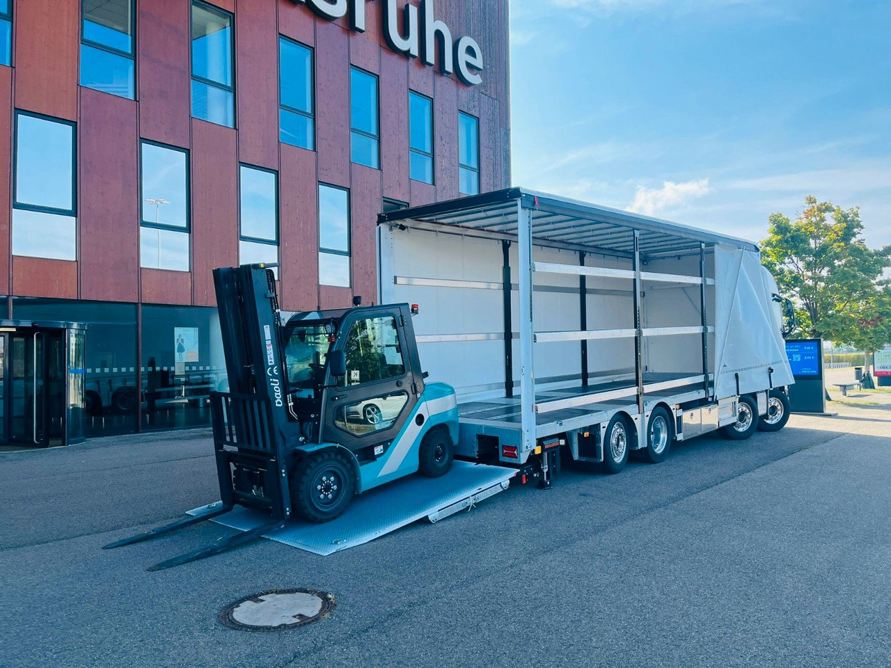 Volvo FH 500 Gabelstaplertransporter LBW Dhollandia 9t - Kapellbil: bild 1 Volvo FH 500 Gabelstaplertransporter LBW Dhollandia 9t - Kapellbil: bild 1