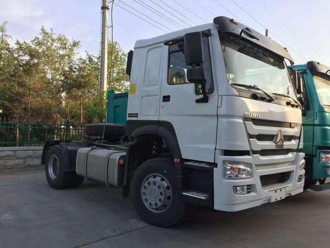 SINOTRUK Howo 4x2 - Dragbil: bild 1 SINOTRUK Howo 4x2 - Dragbil: bild 1