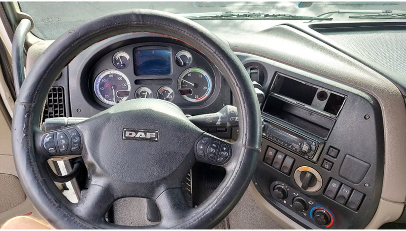Interior photo 2: Dragbil DAF XF 105.410 Retarder
