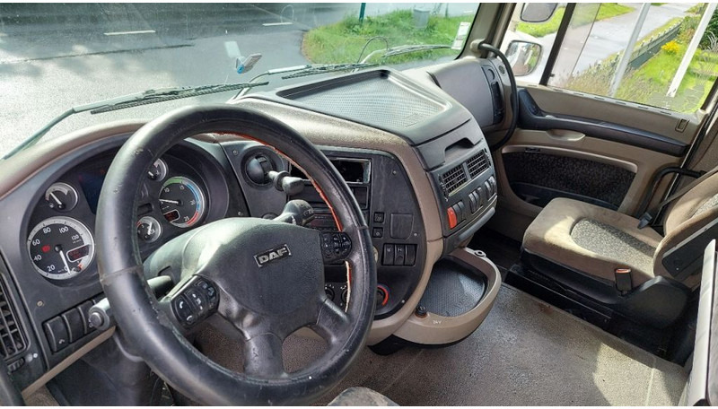 Interior photo 1: Dragbil DAF XF 105.410 Retarder