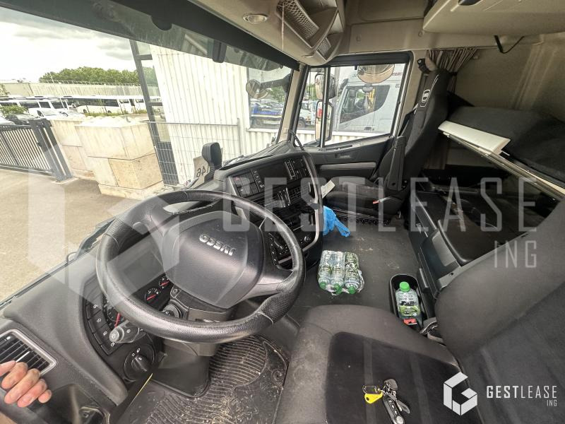 Interior photo 1: Dragbil Iveco Stralis