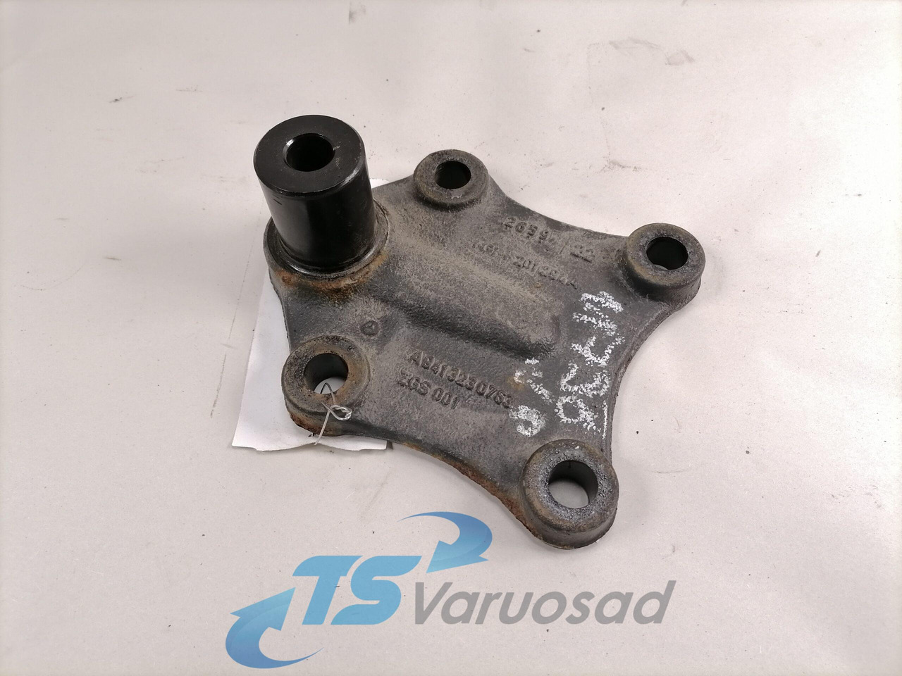 Mercedes-Benz Anti-roll bar bracket A9413230763 - Krängningshämmare för Lastbil: bild 1 Mercedes-Benz Anti-roll bar bracket A9413230763 - Krängningshämmare för Lastbil: bild 1