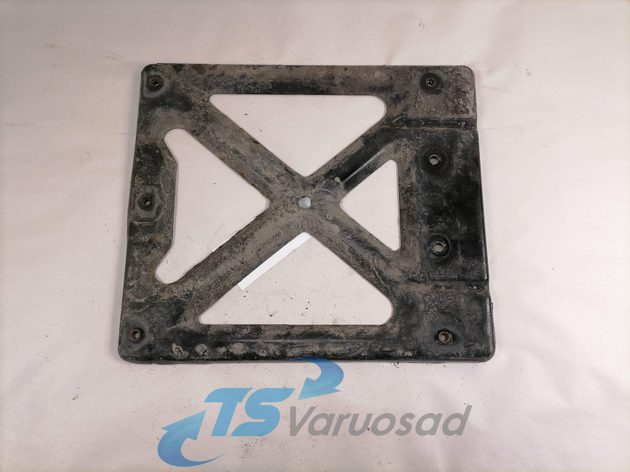 Volvo Mudguard bracket 82271846 - Universaldel för Lastbil: bild 1 Volvo Mudguard bracket 82271846 - Universaldel för Lastbil: bild 1