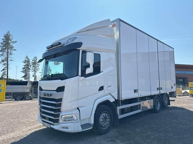 DAF XF 530 FAN - Lastbil med skåp: bild 1 DAF XF 530 FAN - Lastbil med skåp: bild 1