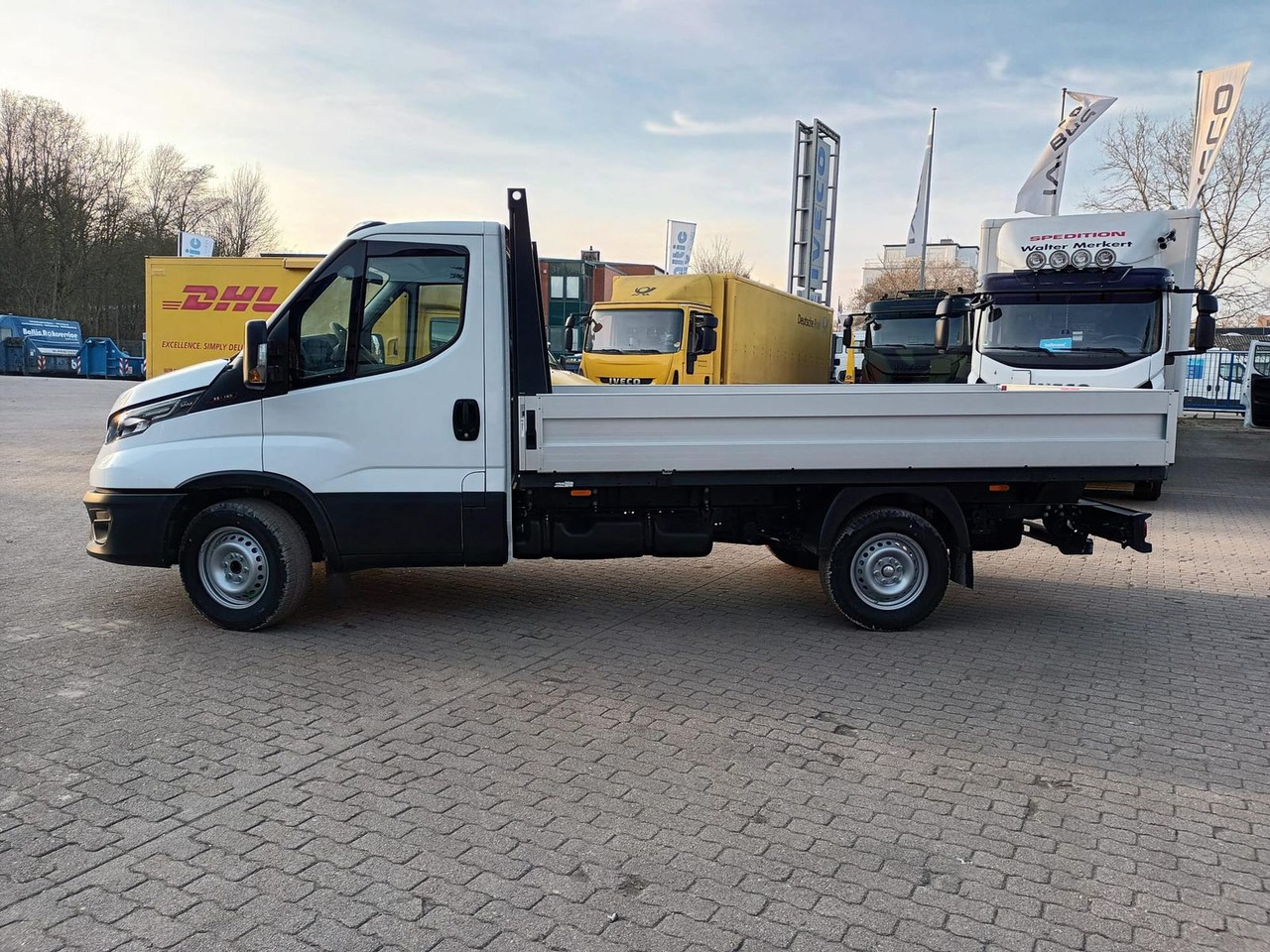 Iveco Daily 35S16H3.0 Pritsche,AHK, Rückfahrkamera... - Transportbil med flak: bild 2 Iveco Daily 35S16H3.0 Pritsche,AHK, Rückfahrkamera... - Transportbil med flak: bild 2