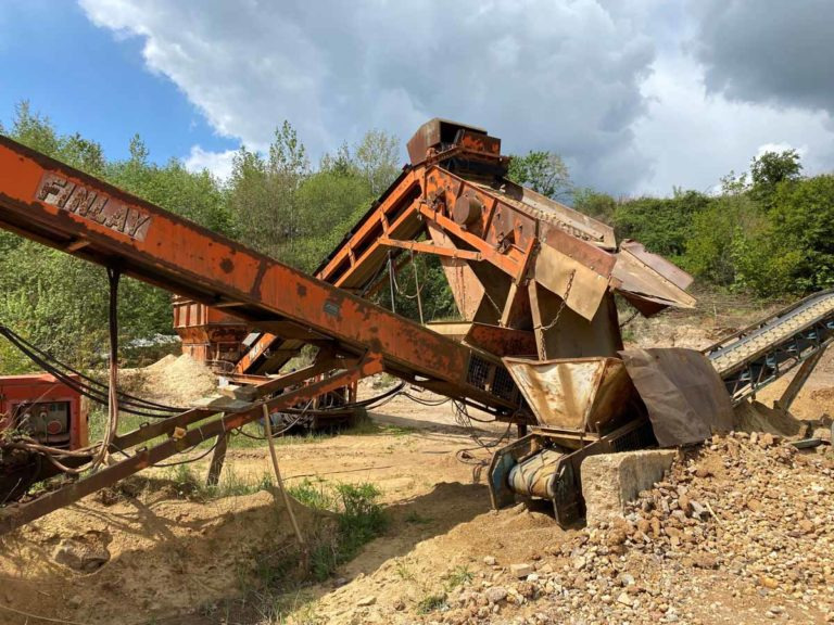 Finlay Typ 300 + 524 – mobile screen with additional conveyor / mobiles Sieb mit extra Förderband - Sorteringsverk: bild 1 Finlay Typ 300 + 524 – mobile screen with additional conveyor / mobiles Sieb mit extra Förderband - Sorteringsverk: bild 1