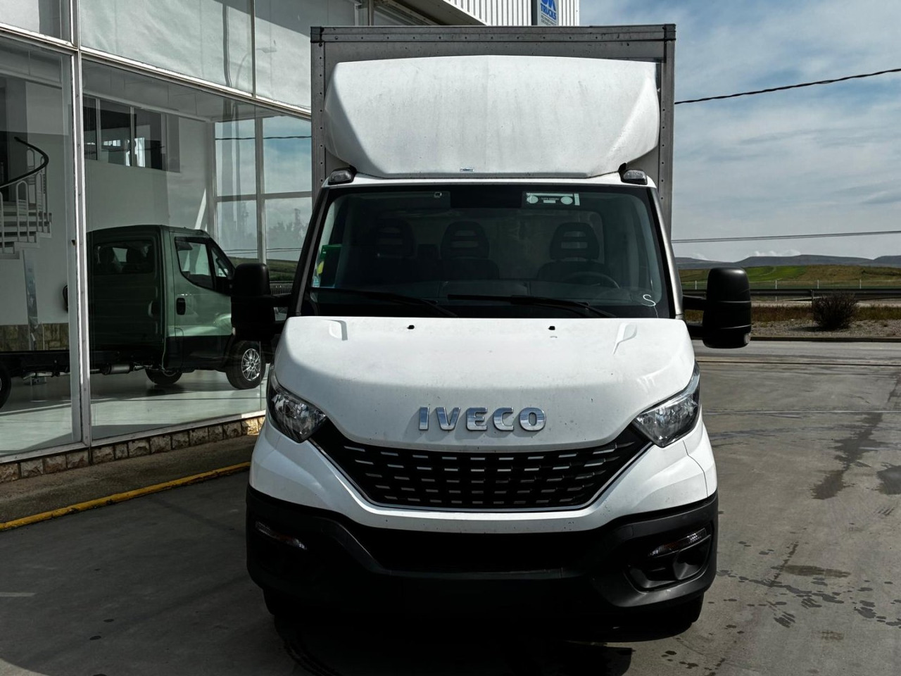 Caja cerrada con plataforma elevadora IVECO 35C16 20m3 Automática - Volymskåp: bild 2 Caja cerrada con plataforma elevadora IVECO 35C16 20m3 Automática - Volymskåp: bild 2