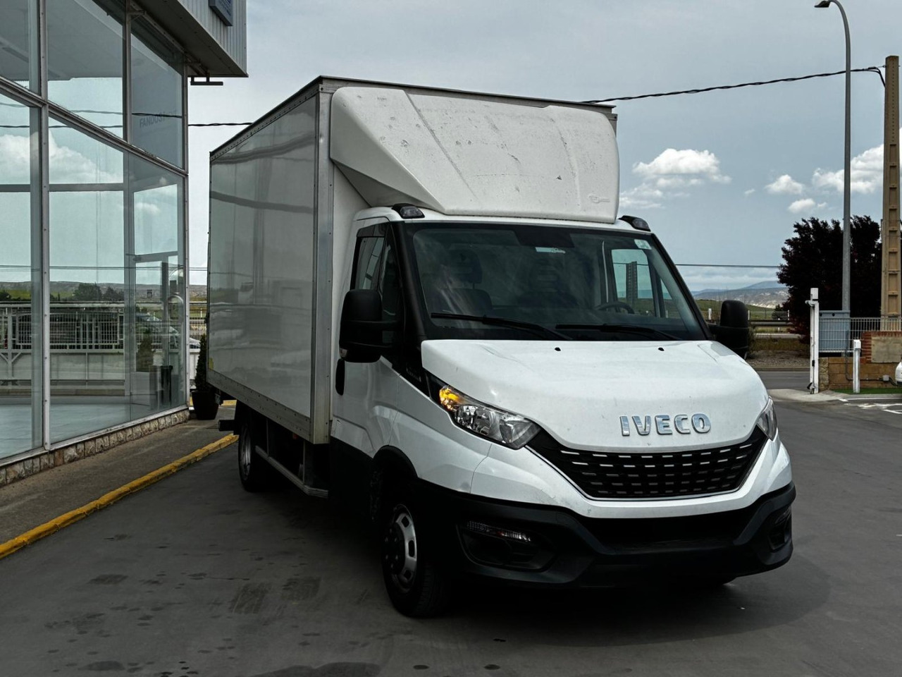 Caja cerrada con plataforma elevadora IVECO 35C16 20m3 Automática - Volymskåp: bild 3 Caja cerrada con plataforma elevadora IVECO 35C16 20m3 Automática - Volymskåp: bild 3