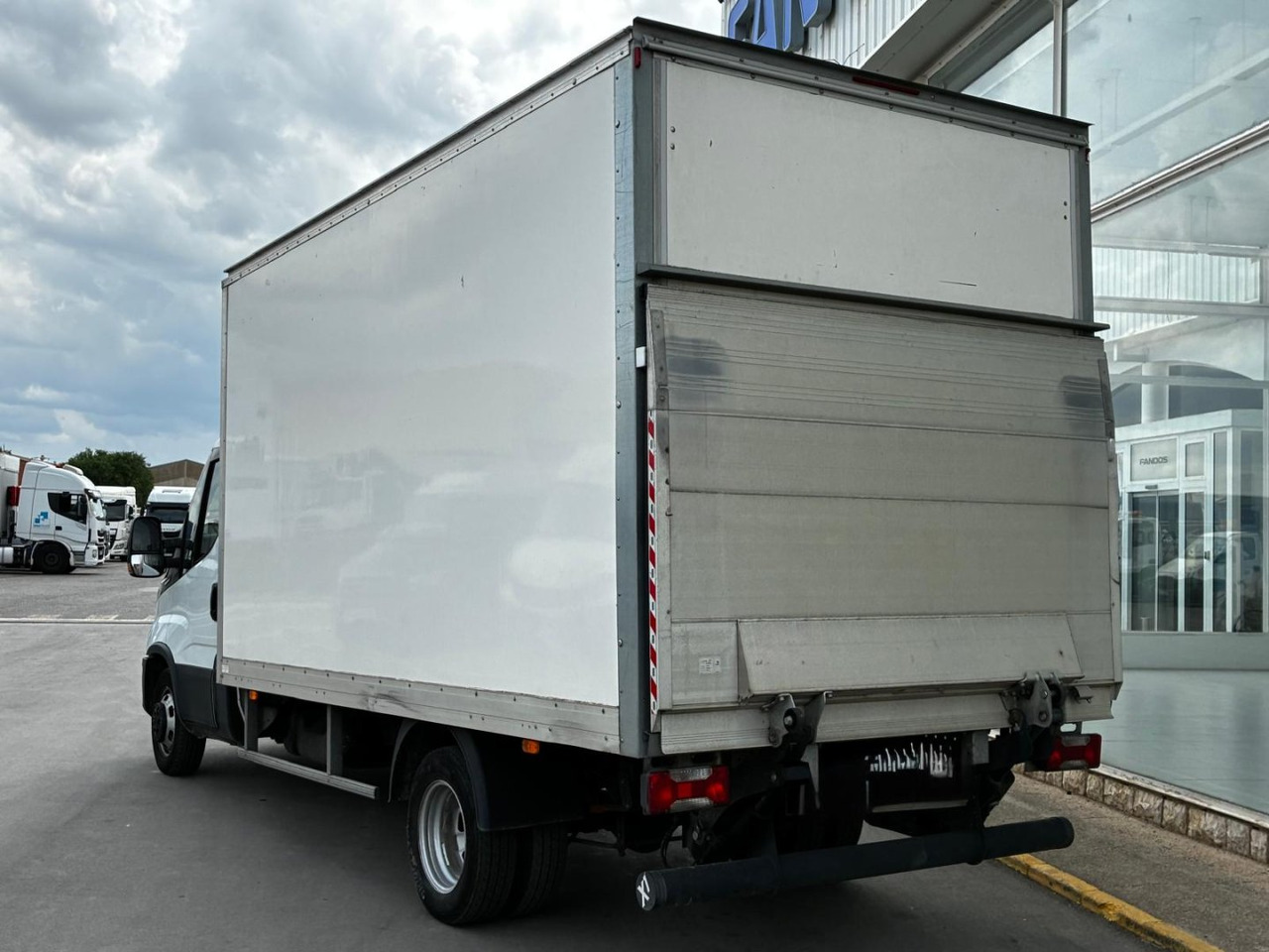 Caja cerrada con plataforma elevadora IVECO 35C16 20m3 Automática - Volymskåp: bild 4 Caja cerrada con plataforma elevadora IVECO 35C16 20m3 Automática - Volymskåp: bild 4