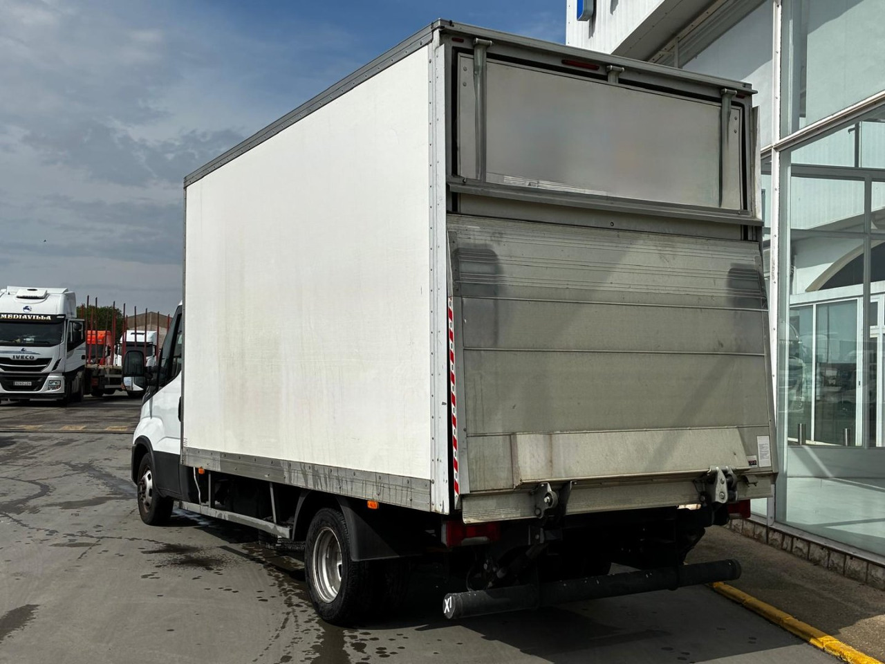 Caja cerrada con plataforma elevadora IVECO 35C16 20m3 Automática - Volymskåp: bild 4 Caja cerrada con plataforma elevadora IVECO 35C16 20m3 Automática - Volymskåp: bild 4