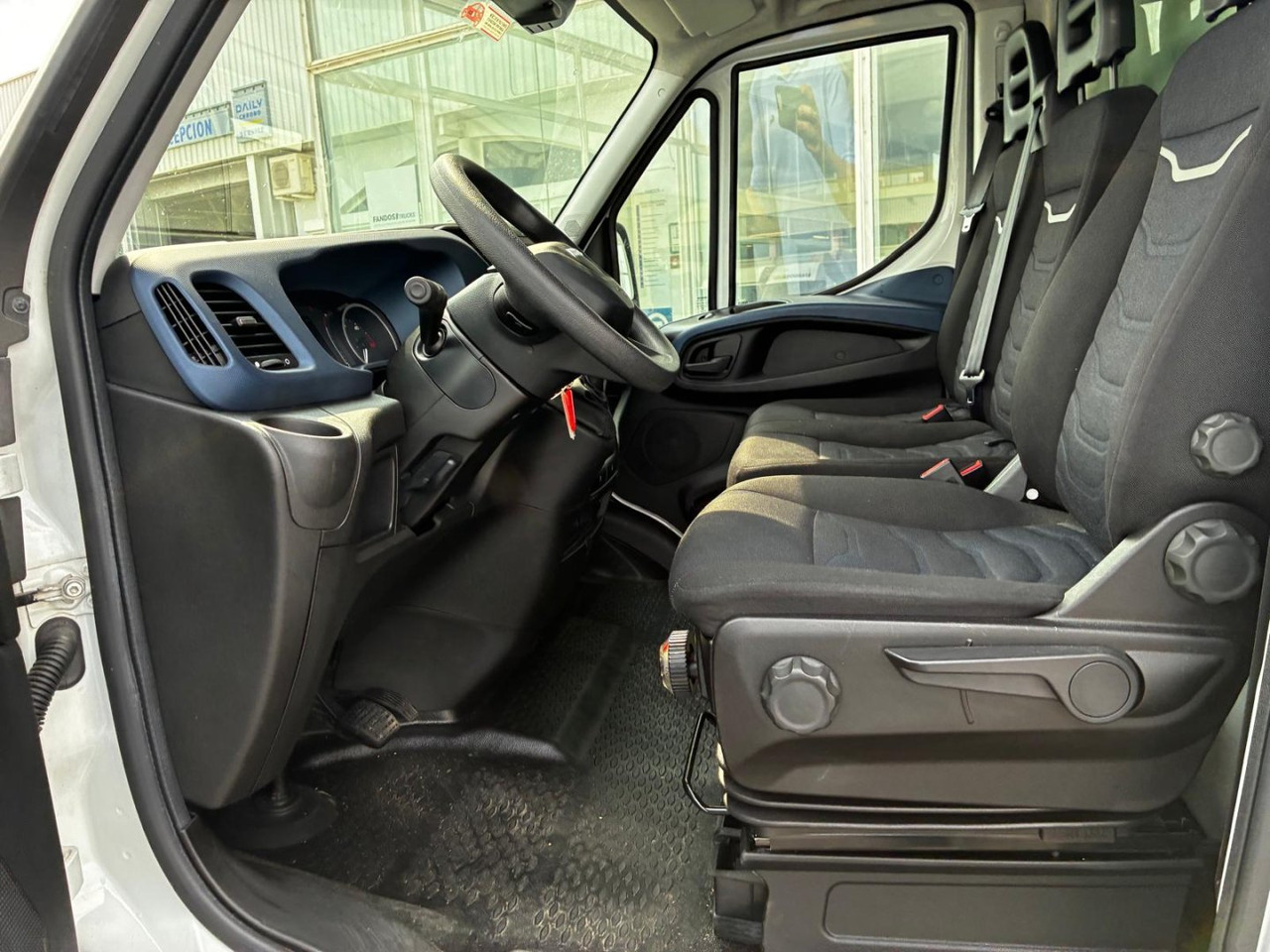 Caja cerrada con plataforma elevadora IVECO 35C16 20m3 Automática - Volymskåp: bild 5 Caja cerrada con plataforma elevadora IVECO 35C16 20m3 Automática - Volymskåp: bild 5