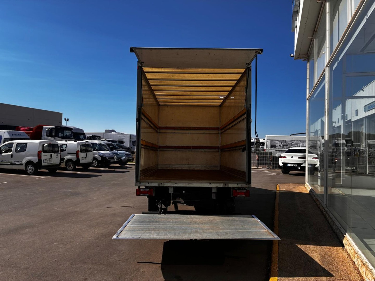 Caja cerrada con plataforma elevadora IVECO 35C16 20m3 - Volymskåp: bild 5 Caja cerrada con plataforma elevadora IVECO 35C16 20m3 - Volymskåp: bild 5