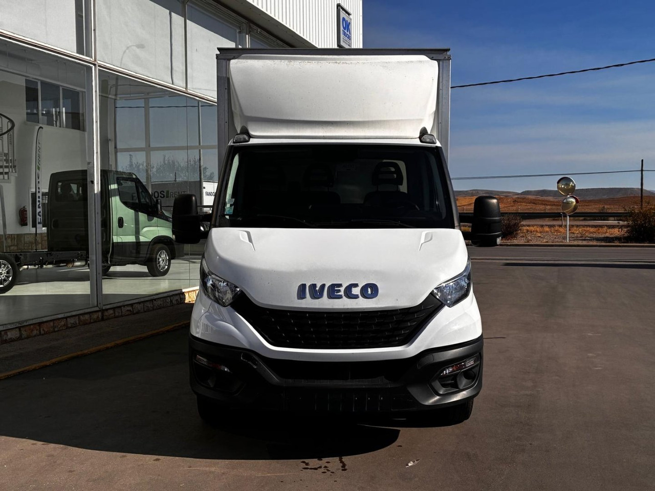 Caja cerrada con plataforma elevadora IVECO 35C16 20m3 - Volymskåp: bild 2 Caja cerrada con plataforma elevadora IVECO 35C16 20m3 - Volymskåp: bild 2