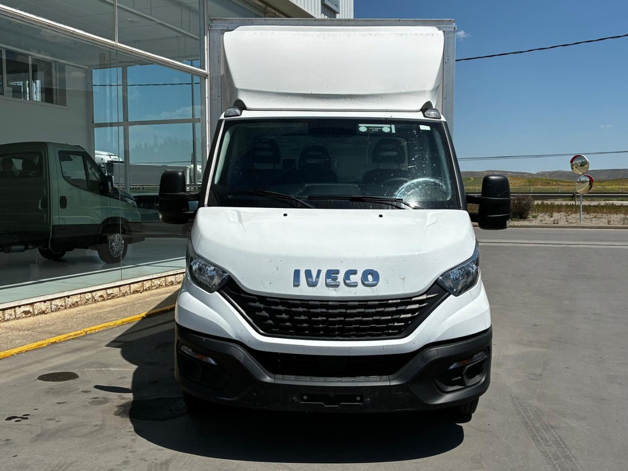 Caja cerrada con plataforma elevadora IVECO 35C16 20m3 - Volymskåp: bild 2 Caja cerrada con plataforma elevadora IVECO 35C16 20m3 - Volymskåp: bild 2