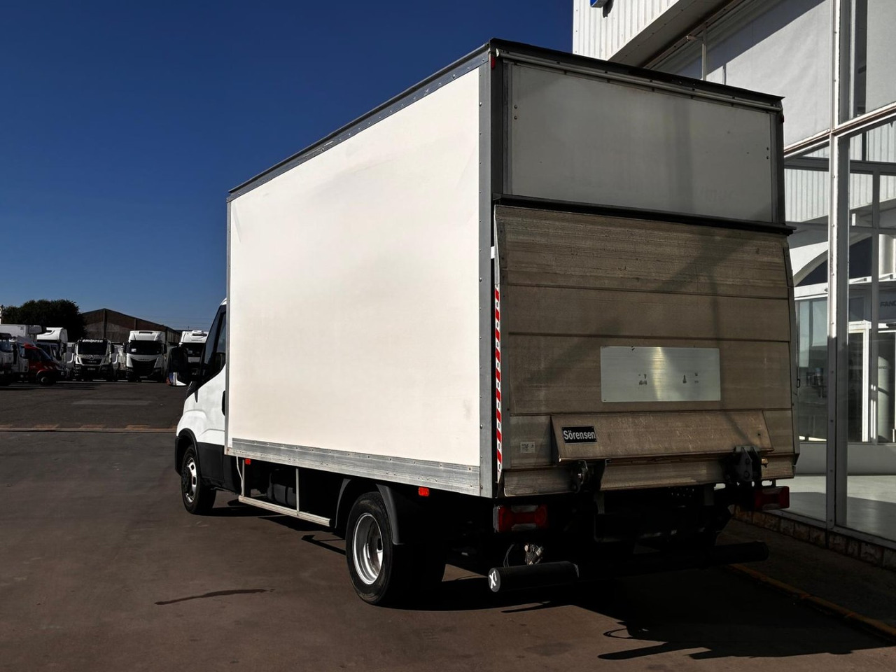 Caja cerrada con plataforma elevadora IVECO 35C16 20m3 - Volymskåp: bild 4 Caja cerrada con plataforma elevadora IVECO 35C16 20m3 - Volymskåp: bild 4