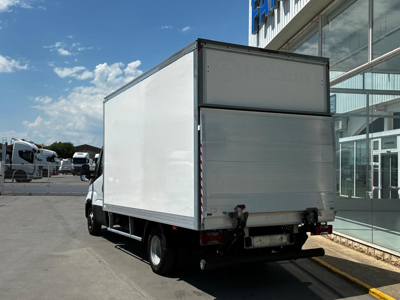 Caja cerrada con plataforma elevadora IVECO 35C16 20m3 - Volymskåp: bild 4 Caja cerrada con plataforma elevadora IVECO 35C16 20m3 - Volymskåp: bild 4