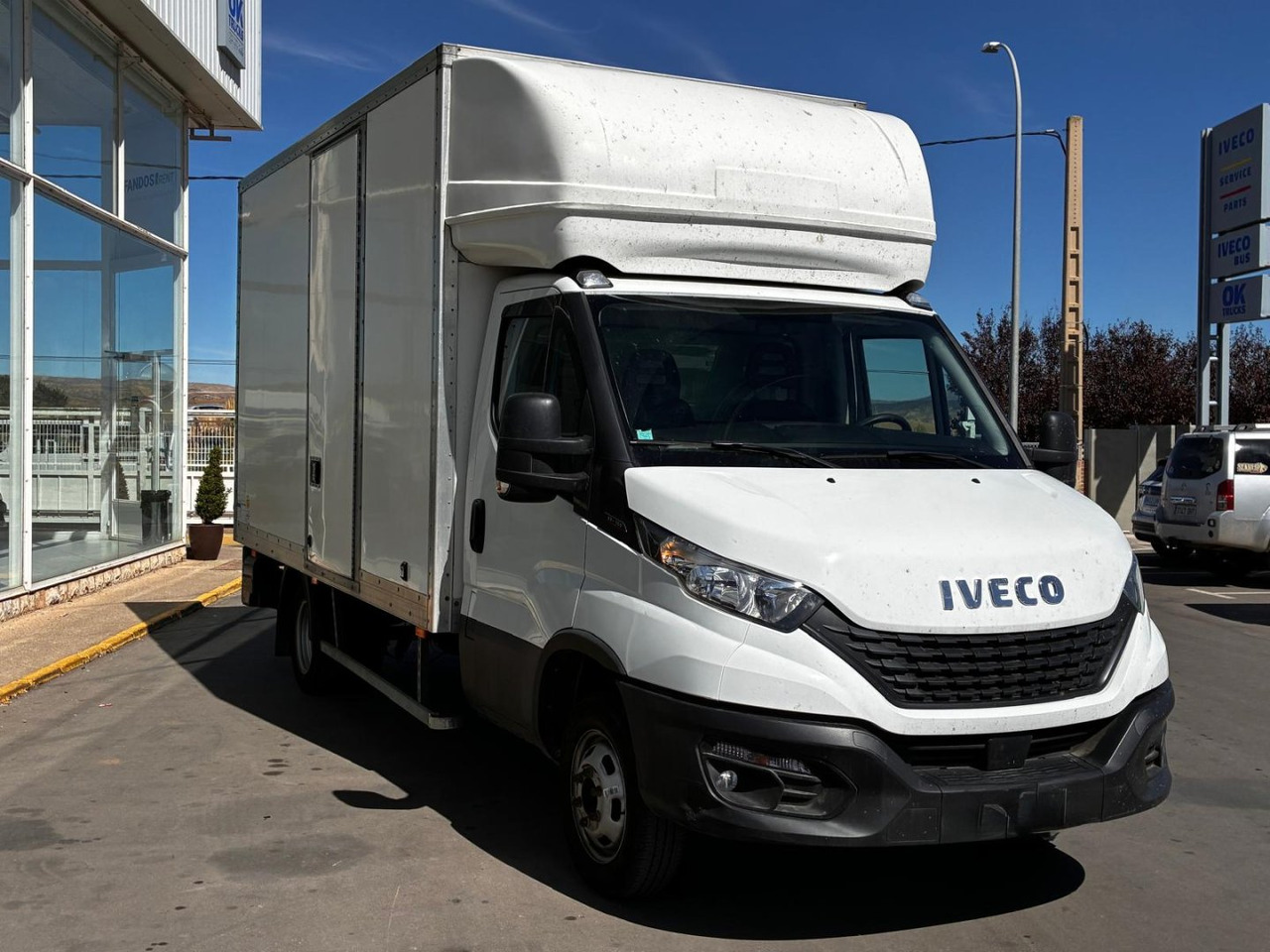 Caja cerrada con plataforma elevadora IVECO 35C16 20m3 con puerta lateral - Volymskåp: bild 3 Caja cerrada con plataforma elevadora IVECO 35C16 20m3 con puerta lateral - Volymskåp: bild 3