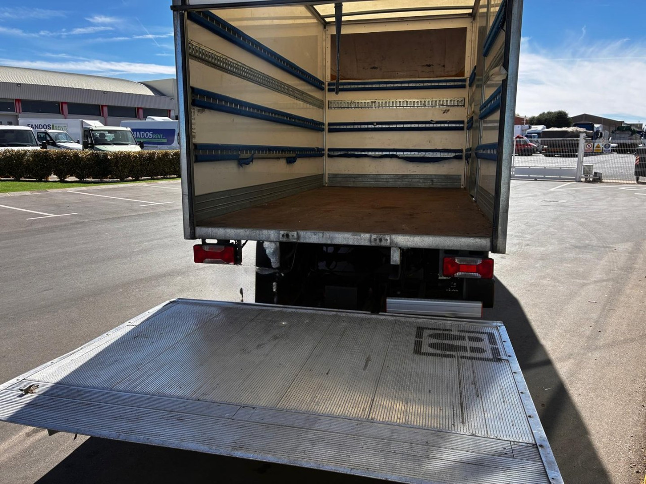 Caja cerrada con plataforma elevadora IVECO 35C16 20m3 con puerta lateral - Volymskåp: bild 5 Caja cerrada con plataforma elevadora IVECO 35C16 20m3 con puerta lateral - Volymskåp: bild 5
