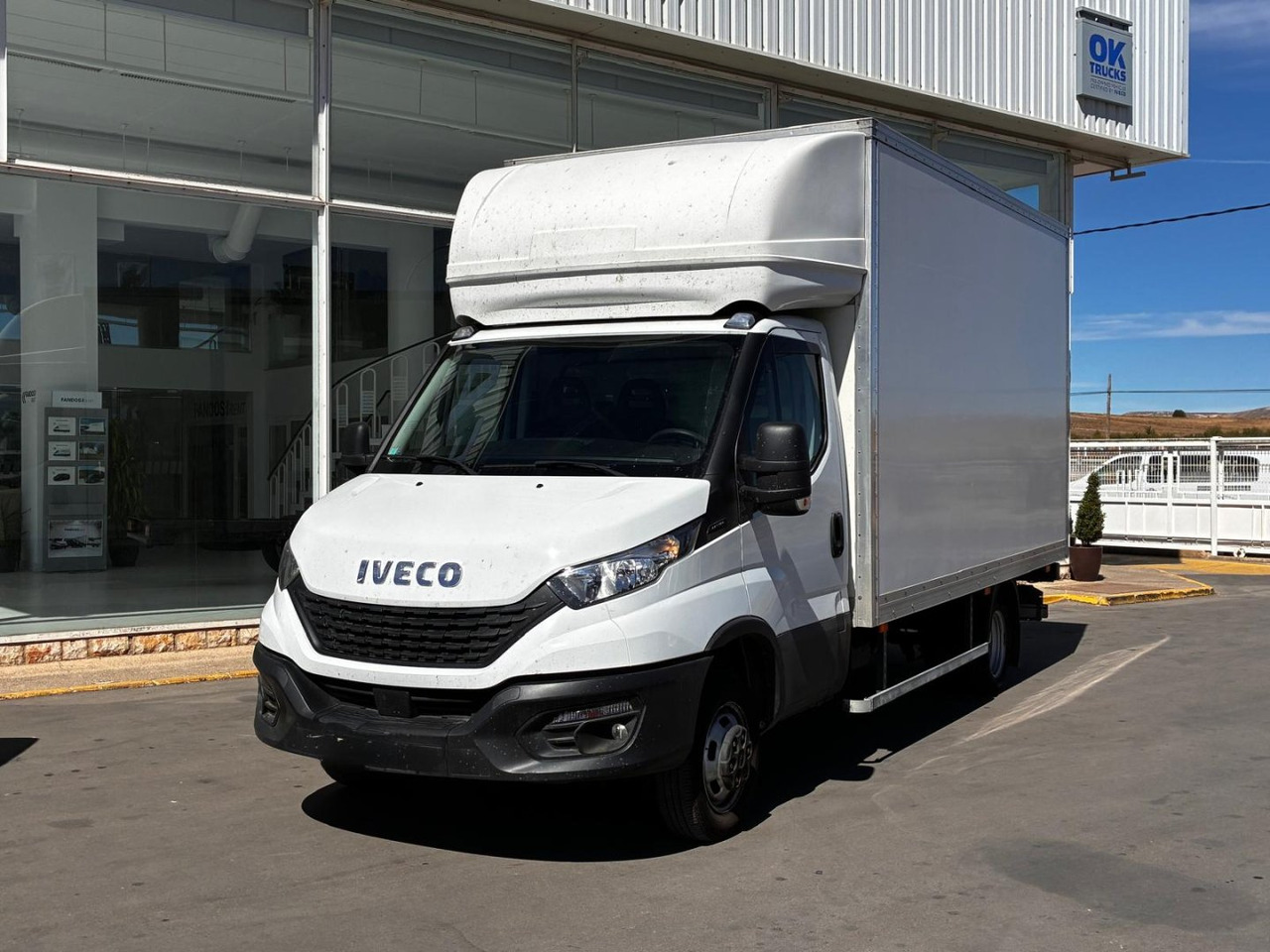 Caja cerrada con plataforma elevadora IVECO 35C16 20m3 con puerta lateral - Volymskåp: bild 1 Caja cerrada con plataforma elevadora IVECO 35C16 20m3 con puerta lateral - Volymskåp: bild 1
