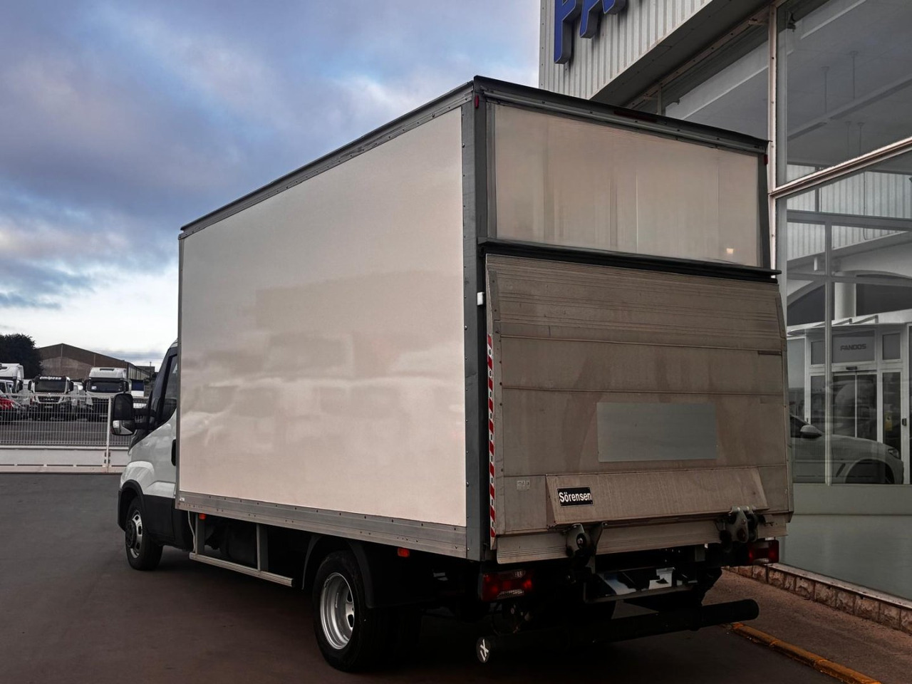 Caja cerrada con plataforma elevadora IVECO 35C16 3.0 20m3 - Volymskåp: bild 4 Caja cerrada con plataforma elevadora IVECO 35C16 3.0 20m3 - Volymskåp: bild 4