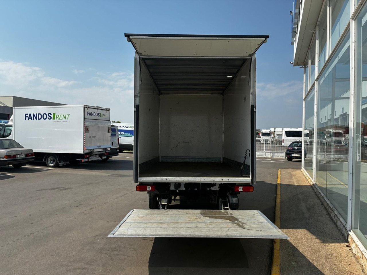 Caja cerrada con plataforma elevadora IVECO 35C16 3.0 20m3 - Volymskåp: bild 5 Caja cerrada con plataforma elevadora IVECO 35C16 3.0 20m3 - Volymskåp: bild 5