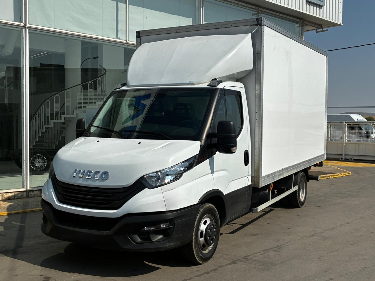 Caja cerrada con plataforma elevadora IVECO 35C16 3.0 20m3 - Volymskåp: bild 1 Caja cerrada con plataforma elevadora IVECO 35C16 3.0 20m3 - Volymskåp: bild 1