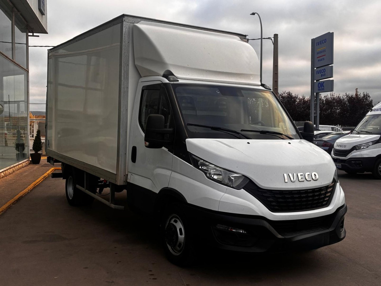 Caja cerrada con plataforma elevadora IVECO 35C16 3.0 20m3 - Volymskåp: bild 3 Caja cerrada con plataforma elevadora IVECO 35C16 3.0 20m3 - Volymskåp: bild 3