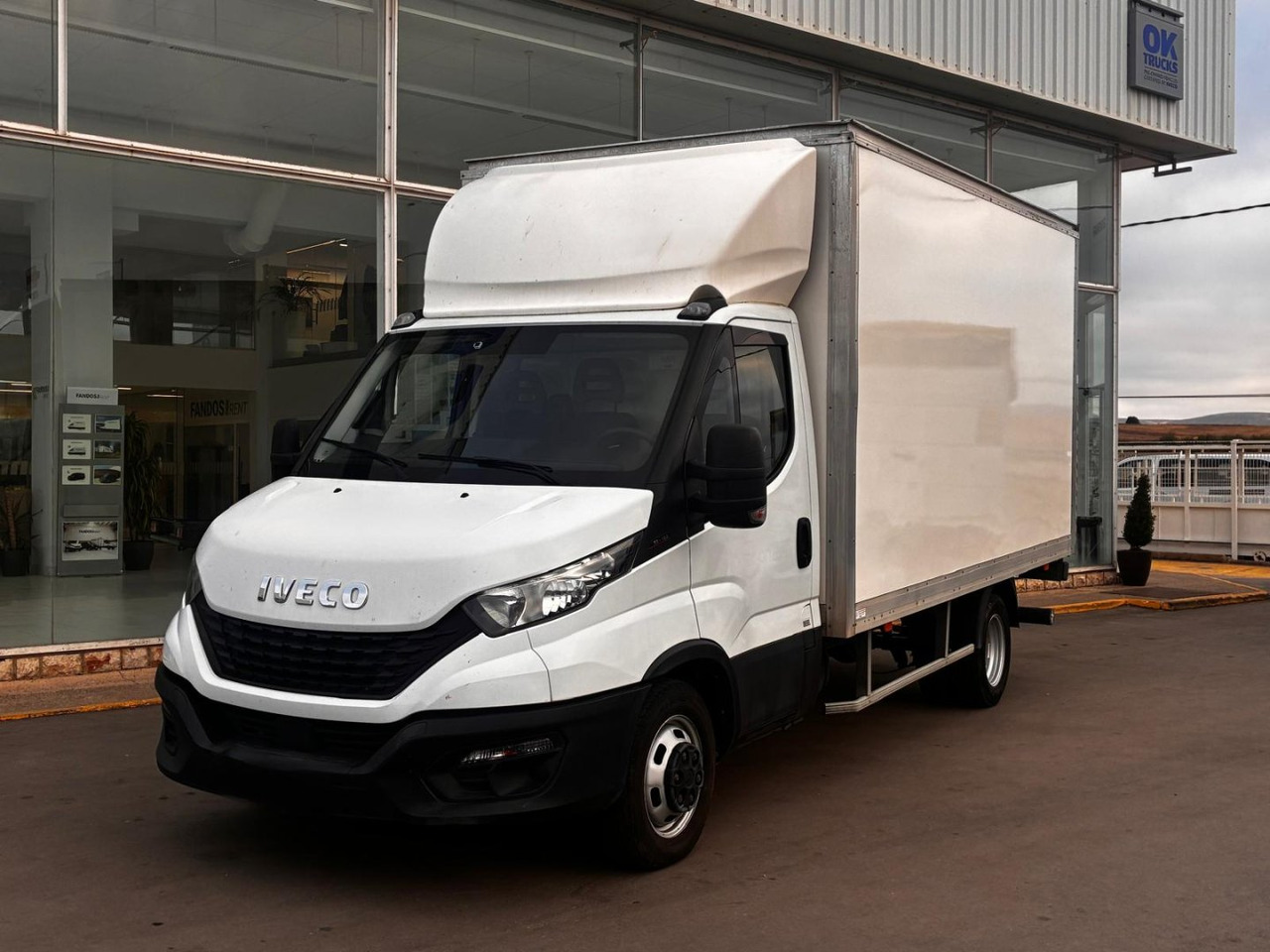 Caja cerrada con plataforma elevadora IVECO 35C16 3.0 20m3 - Volymskåp: bild 1 Caja cerrada con plataforma elevadora IVECO 35C16 3.0 20m3 - Volymskåp: bild 1