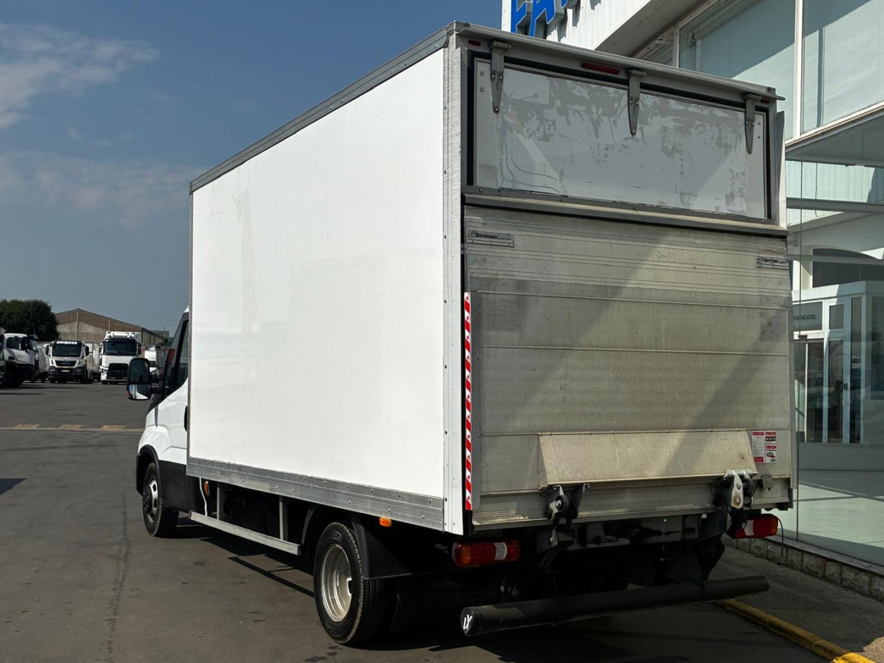 Caja cerrada con plataforma elevadora IVECO 35C16 3.0 20m3 - Volymskåp: bild 4 Caja cerrada con plataforma elevadora IVECO 35C16 3.0 20m3 - Volymskåp: bild 4