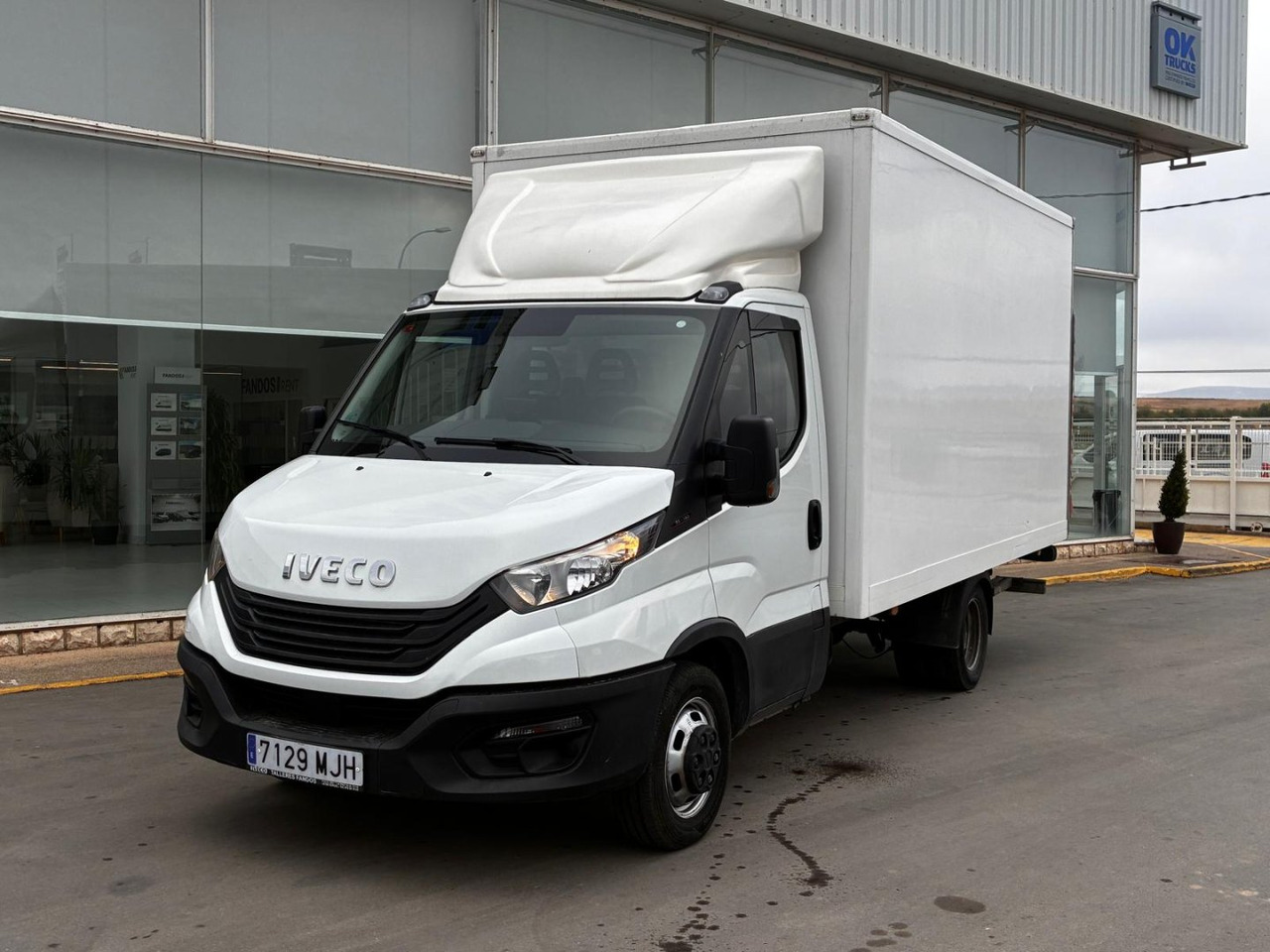 Caja cerrada con plataforma elevadora IVECO 35C16 3.0 20m3 con puerta lateral - Volymskåp: bild 1 Caja cerrada con plataforma elevadora IVECO 35C16 3.0 20m3 con puerta lateral - Volymskåp: bild 1
