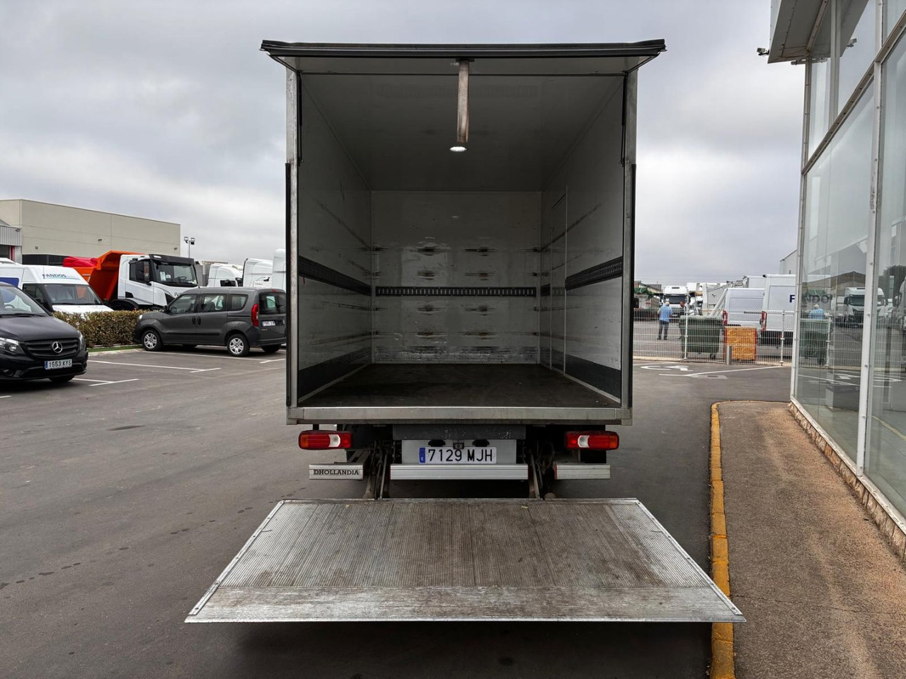 Caja cerrada con plataforma elevadora IVECO 35C16 3.0 20m3 con puerta lateral - Volymskåp: bild 5 Caja cerrada con plataforma elevadora IVECO 35C16 3.0 20m3 con puerta lateral - Volymskåp: bild 5