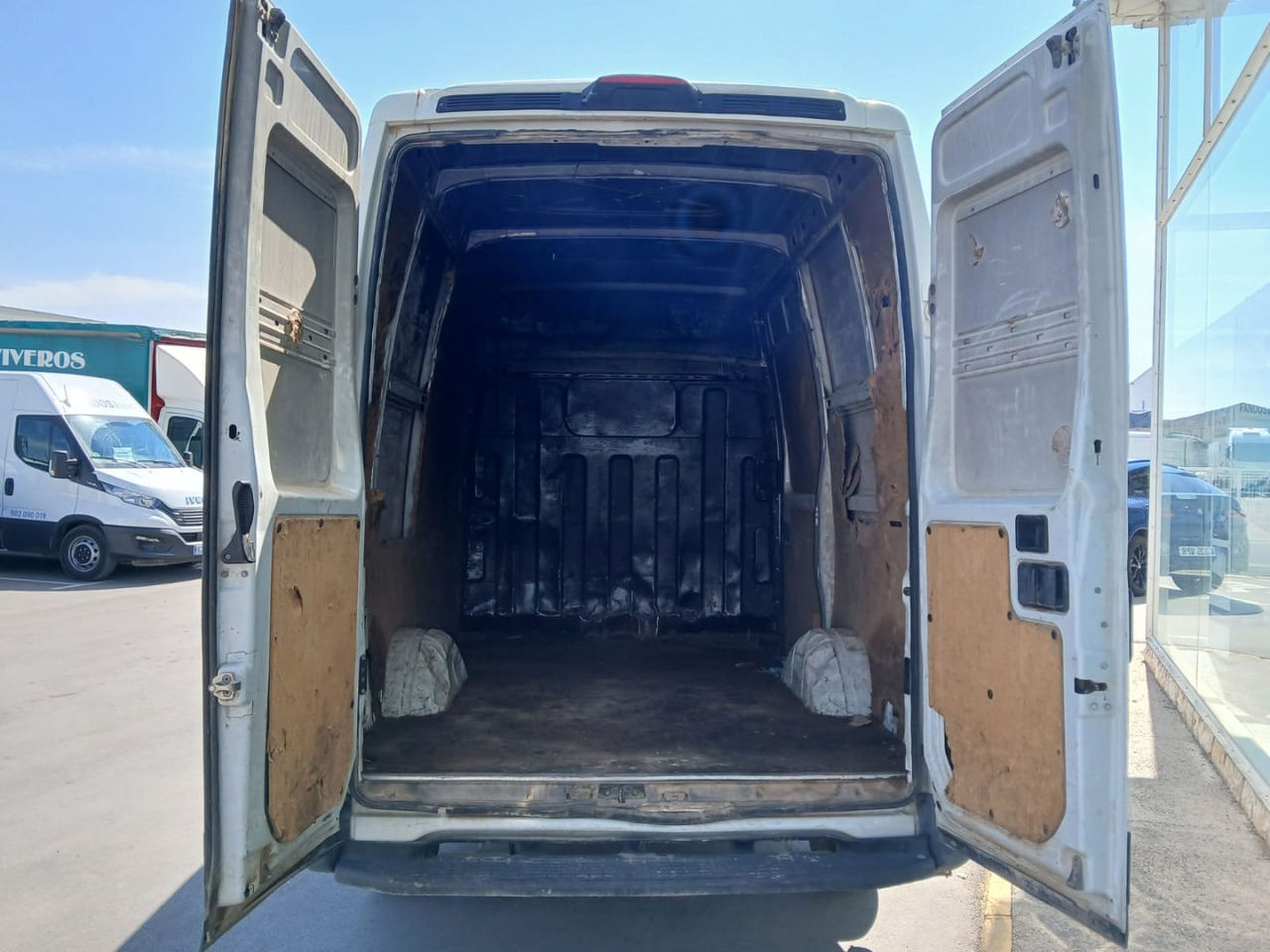 Furgón IVECO 35S13 V 10m3 - Skåpbil: bild 5 Furgón IVECO 35S13 V 10m3 - Skåpbil: bild 5