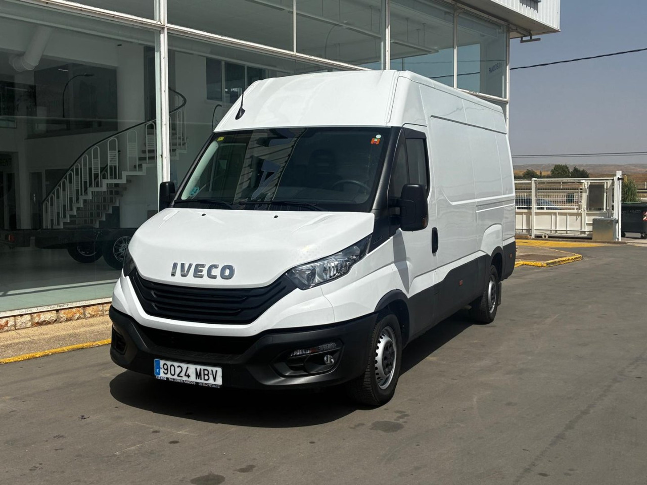 Furgón IVECO 35S14 V 12m3 - Skåpbil: bild 1 Furgón IVECO 35S14 V 12m3 - Skåpbil: bild 1