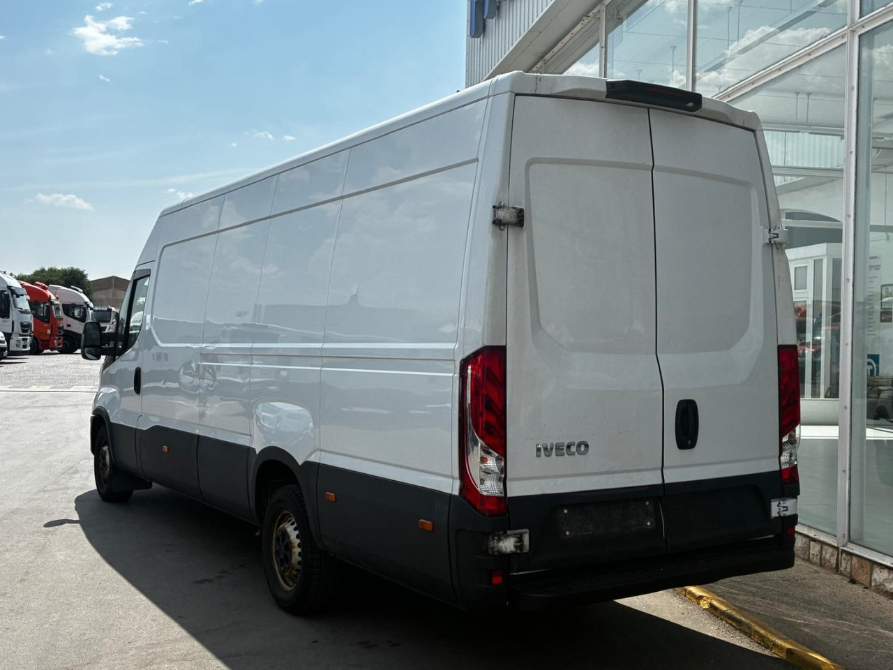 Furgón IVECO 35S14 V 16m3 - Skåpbil: bild 4 Furgón IVECO 35S14 V 16m3 - Skåpbil: bild 4