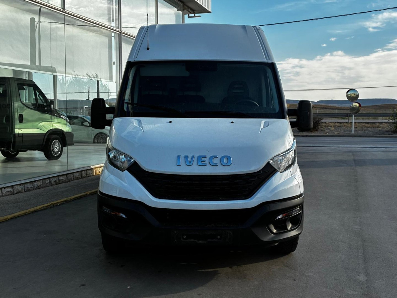 Furgón IVECO 35S14 V 16m3 - Skåpbil: bild 2 Furgón IVECO 35S14 V 16m3 - Skåpbil: bild 2