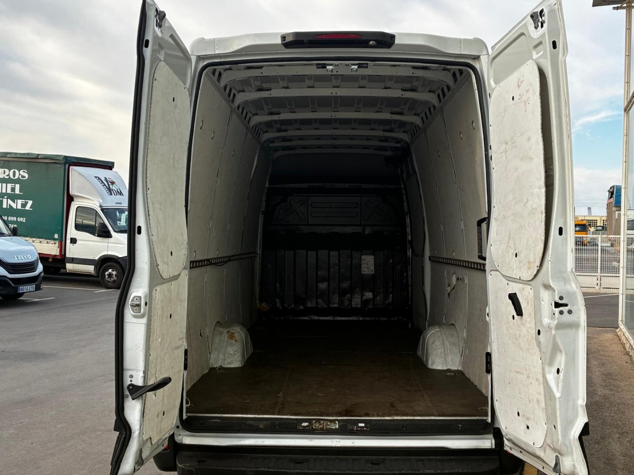 Furgón IVECO 35S14 V 16m3 - Skåpbil: bild 5 Furgón IVECO 35S14 V 16m3 - Skåpbil: bild 5