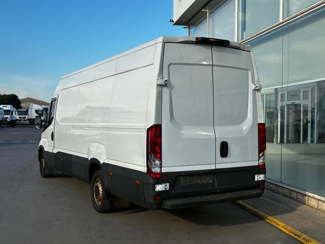 Furgón IVECO 35S14 V 16m3 - Skåpbil: bild 4 Furgón IVECO 35S14 V 16m3 - Skåpbil: bild 4