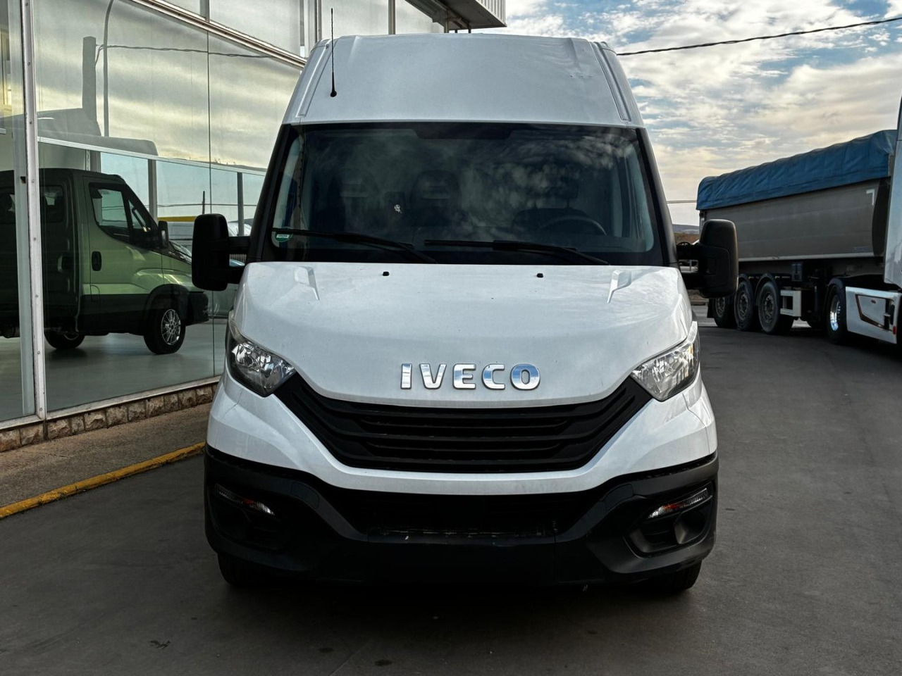 Furgón IVECO 35S14 V 16m3 - Skåpbil: bild 2 Furgón IVECO 35S14 V 16m3 - Skåpbil: bild 2