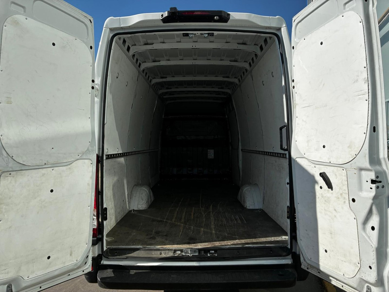 Furgón IVECO 35S14 V 16m3 - Skåpbil: bild 4 Furgón IVECO 35S14 V 16m3 - Skåpbil: bild 4