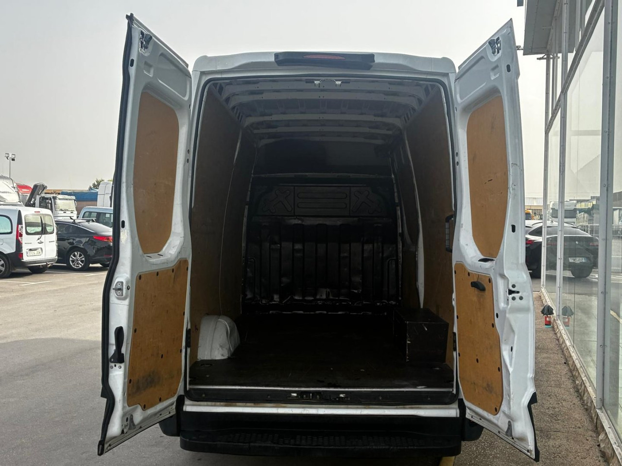 Furgón IVECO 35S16 V 12m3 - Skåpbil: bild 5 Furgón IVECO 35S16 V 12m3 - Skåpbil: bild 5