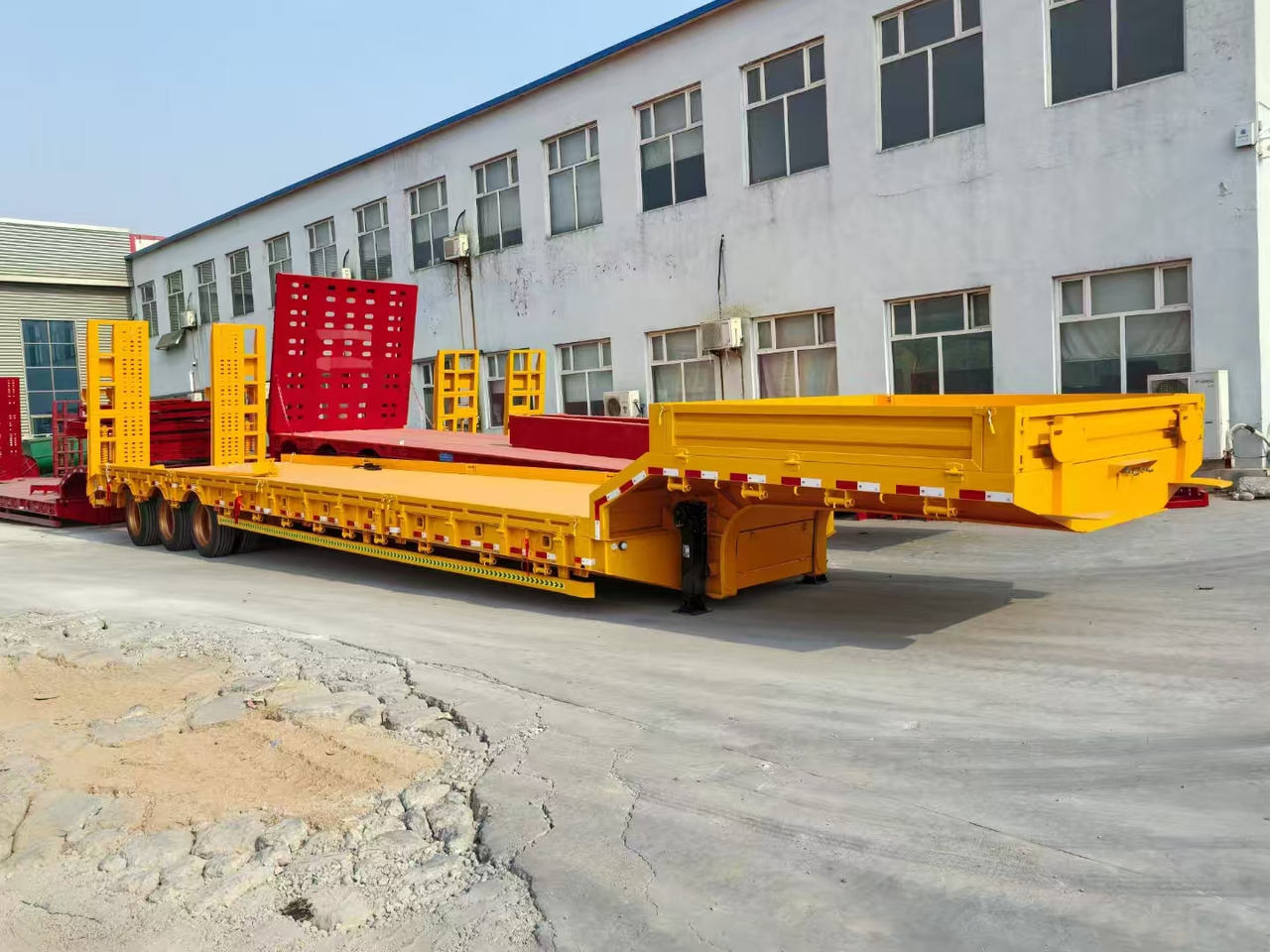 13M Low Bed Semi Trailer | 3 Axles | Heavy Duty Lowboy for Construction Machinery Transport - Låg lastare semitrailer: bild 3 13M Low Bed Semi Trailer | 3 Axles | Heavy Duty Lowboy for Construction Machinery Transport - Låg lastare semitrailer: bild 3