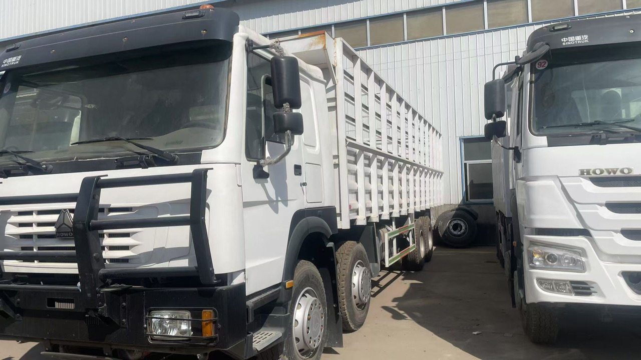 SINOTRUK HOWO 8*4 WITH FENCE 12 WHEELS TIRES 6*4 371 375 380 400 420 HP - Djurtransport lastbil: bild 2 SINOTRUK HOWO 8*4 WITH FENCE 12 WHEELS TIRES 6*4 371 375 380 400 420 HP - Djurtransport lastbil: bild 2