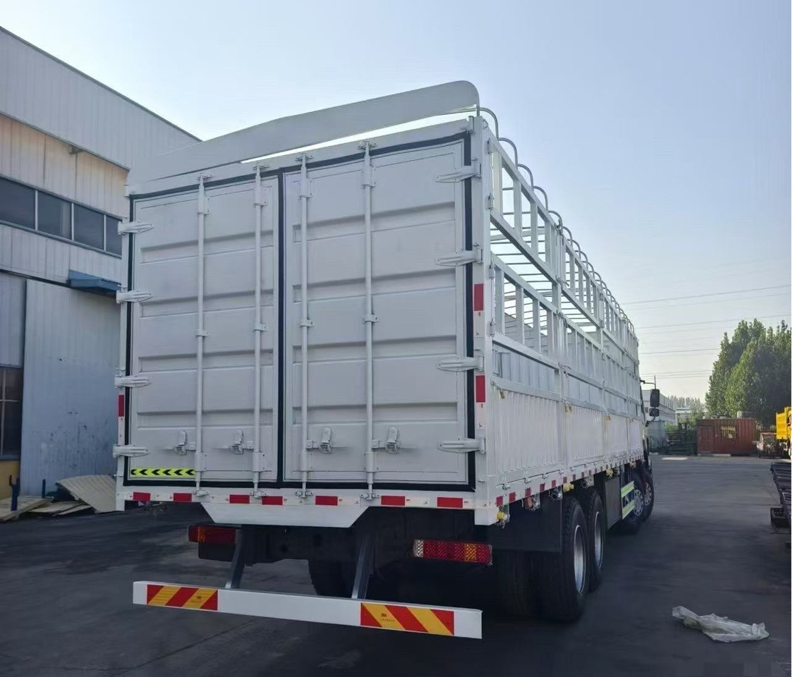 SINOTRUK HOWO 8*4 WITH FENCE 12 WHEELS TIRES 6*4 371 375 380 400 420 HP - Djurtransport lastbil: bild 4 SINOTRUK HOWO 8*4 WITH FENCE 12 WHEELS TIRES 6*4 371 375 380 400 420 HP - Djurtransport lastbil: bild 4