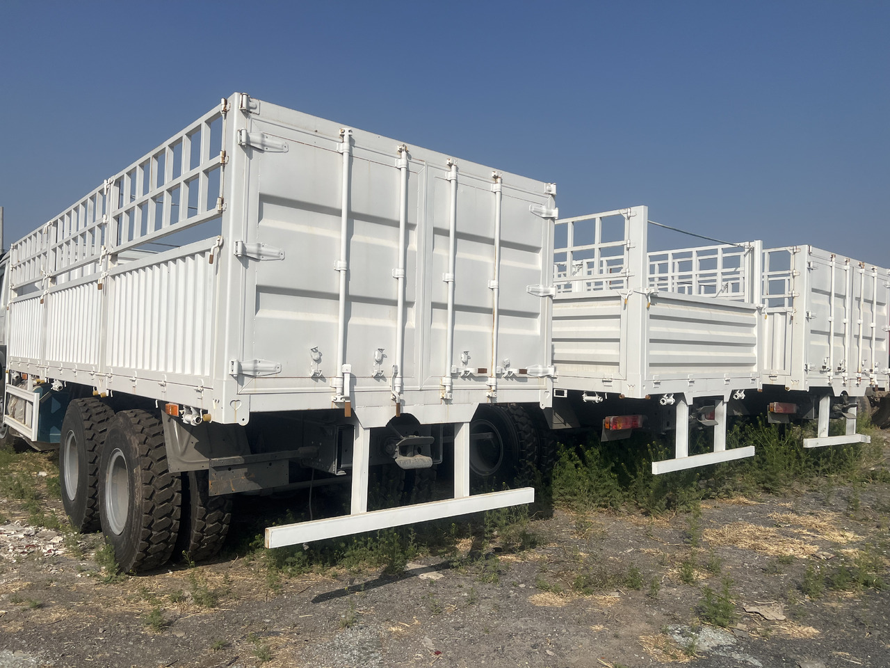 SINOTRUK HOWO DUMP TRUCK LIVESTOCK TRUCK WITH FENCE 371 380 400 420 460 HP - Djurtransport lastbil: bild 1 SINOTRUK HOWO DUMP TRUCK LIVESTOCK TRUCK WITH FENCE 371 380 400 420 460 HP - Djurtransport lastbil: bild 1